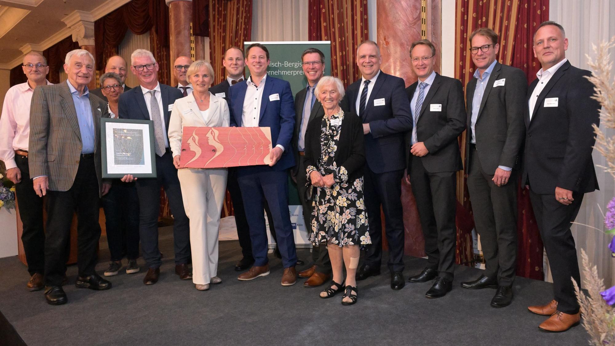 Vertreter der Firma Hamacher Holzbau Overath sowie der Jury des Rheinisch-Bergischen Unternehmerpreises am Montagabend (23.9.) bei der Preisverleihung auf Schloss Bensberg.