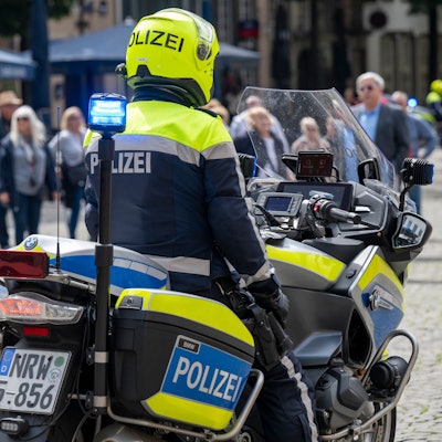 30.05.2024, Köln: Polizeieinsatz auf dem Alter Markt. Motorradpolizei in der Innenstadt im Einsatz. (Symbolbild)