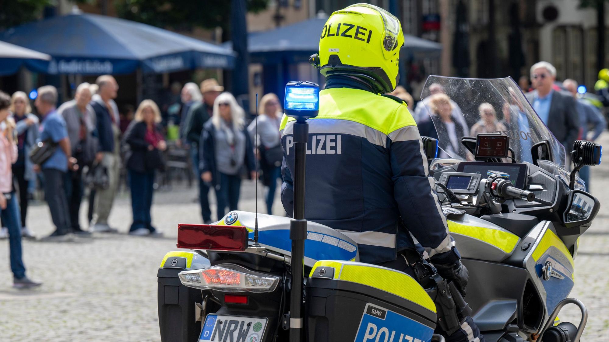 30.05.2024, Köln: Polizeieinsatz auf dem Alter Markt. Motorradpolizei in der Innenstadt im Einsatz. (Symbolbild)