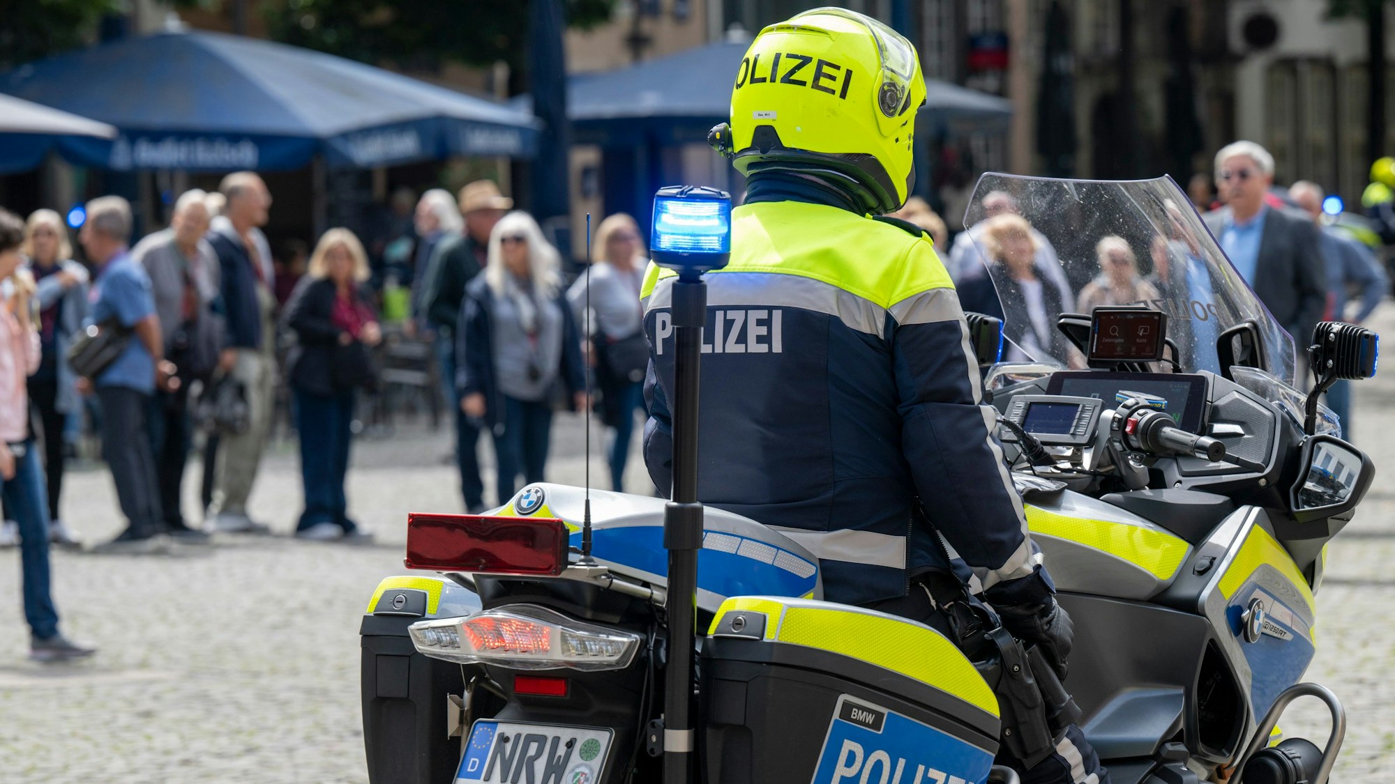 30.05.2024, Köln: Polizeieinsatz auf dem Alter Markt. Motorradpolizei in der Innenstadt im Einsatz. (Symbolbild)