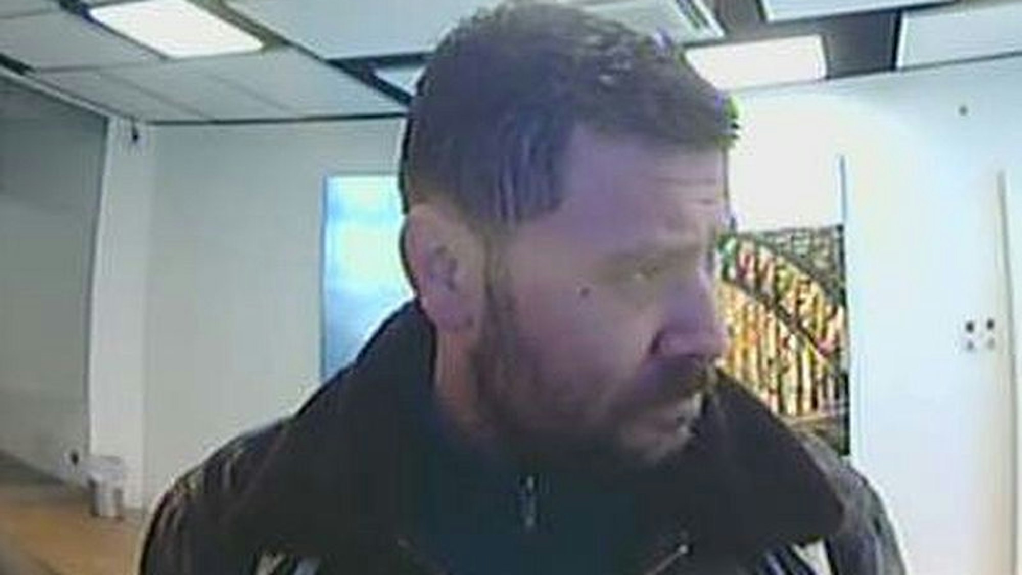 Mit diesem Bild fahndet die Polizei Köln aktuell nach dem Tatverdächtigen.