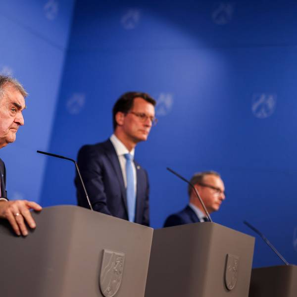Herbert Reul (CDU, l-r), Innenminister des Landes Nordrhein-Westfalen, Hendrik Wüst (CDU), Ministerpräsident des Landes NRW, und Benjamin Limbach (Bündnis 90/Grüne), Minister der Justiz des Landes Nordrhein-Westfalen, bei der Kabinetts-PK zur Umsetzung des Maßnahmenpakets zu Sicherheit, Migration, Prävention.