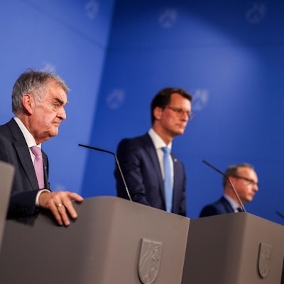 Herbert Reul (CDU, l-r), Innenminister des Landes Nordrhein-Westfalen, Hendrik Wüst (CDU), Ministerpräsident des Landes NRW, und Benjamin Limbach (Bündnis 90/Grüne), Minister der Justiz des Landes Nordrhein-Westfalen, bei der Kabinetts-PK zur Umsetzung des Maßnahmenpakets zu Sicherheit, Migration, Prävention.