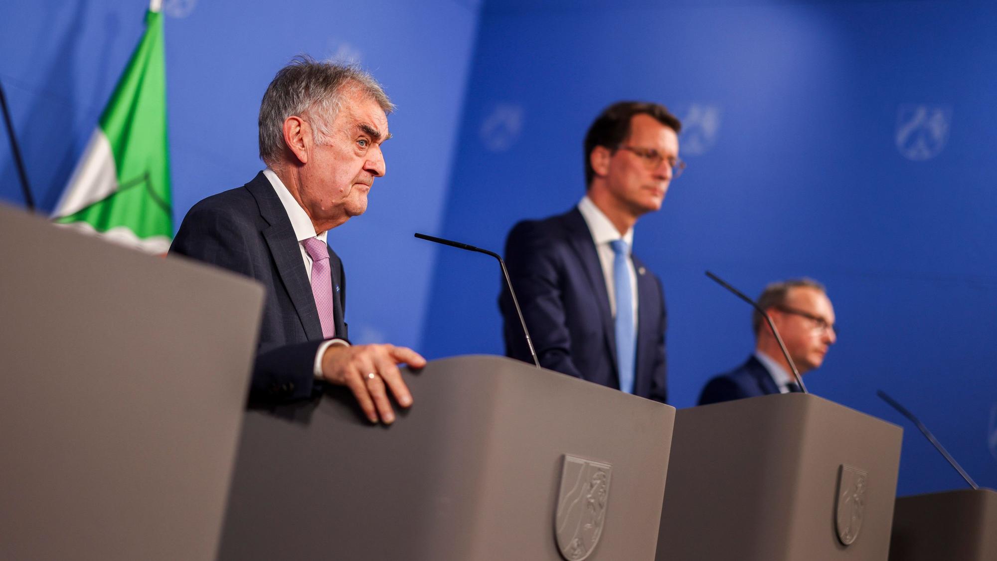 Herbert Reul (CDU, l-r), Innenminister des Landes Nordrhein-Westfalen, Hendrik Wüst (CDU), Ministerpräsident des Landes NRW, und Benjamin Limbach (Bündnis 90/Grüne), Minister der Justiz des Landes Nordrhein-Westfalen, bei der Kabinetts-PK zur Umsetzung des Maßnahmenpakets zu Sicherheit, Migration, Prävention.