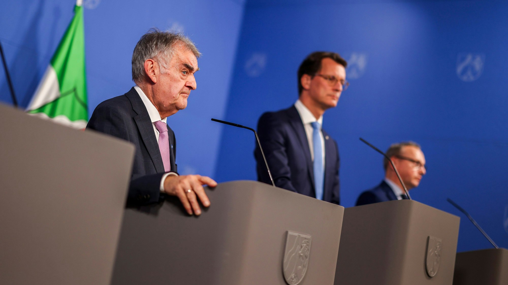 Herbert Reul (CDU, l-r), Innenminister des Landes Nordrhein-Westfalen, Hendrik Wüst (CDU), Ministerpräsident des Landes NRW, und Benjamin Limbach (Bündnis 90/Grüne), Minister der Justiz des Landes Nordrhein-Westfalen, bei der Kabinetts-PK zur Umsetzung des Maßnahmenpakets zu Sicherheit, Migration, Prävention.