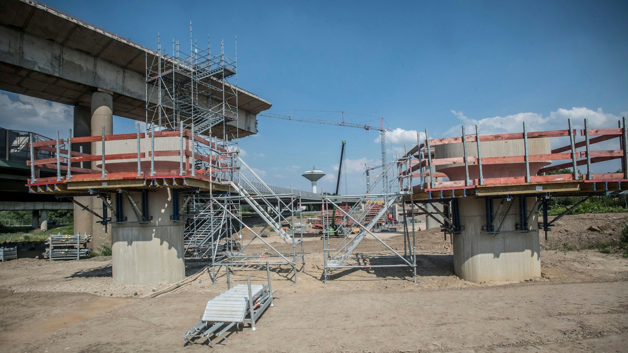 Im Kreuz Leverkusen-West und an der Hochstraße A in der Dhünnaue wird gearbeitet. Foto: Ralf Krieger