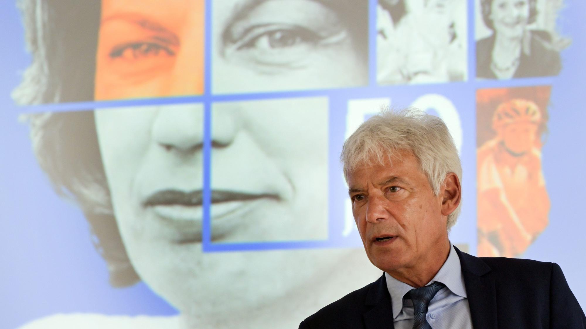 Gerd Nettekoven, Vorstandsvorsitzender der Deutschen Krebshilfe, steht vor einem Bild von Mildred Scheel.