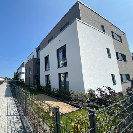 Zu sehen sind neu errichtete Mehrfamilienhäuser.