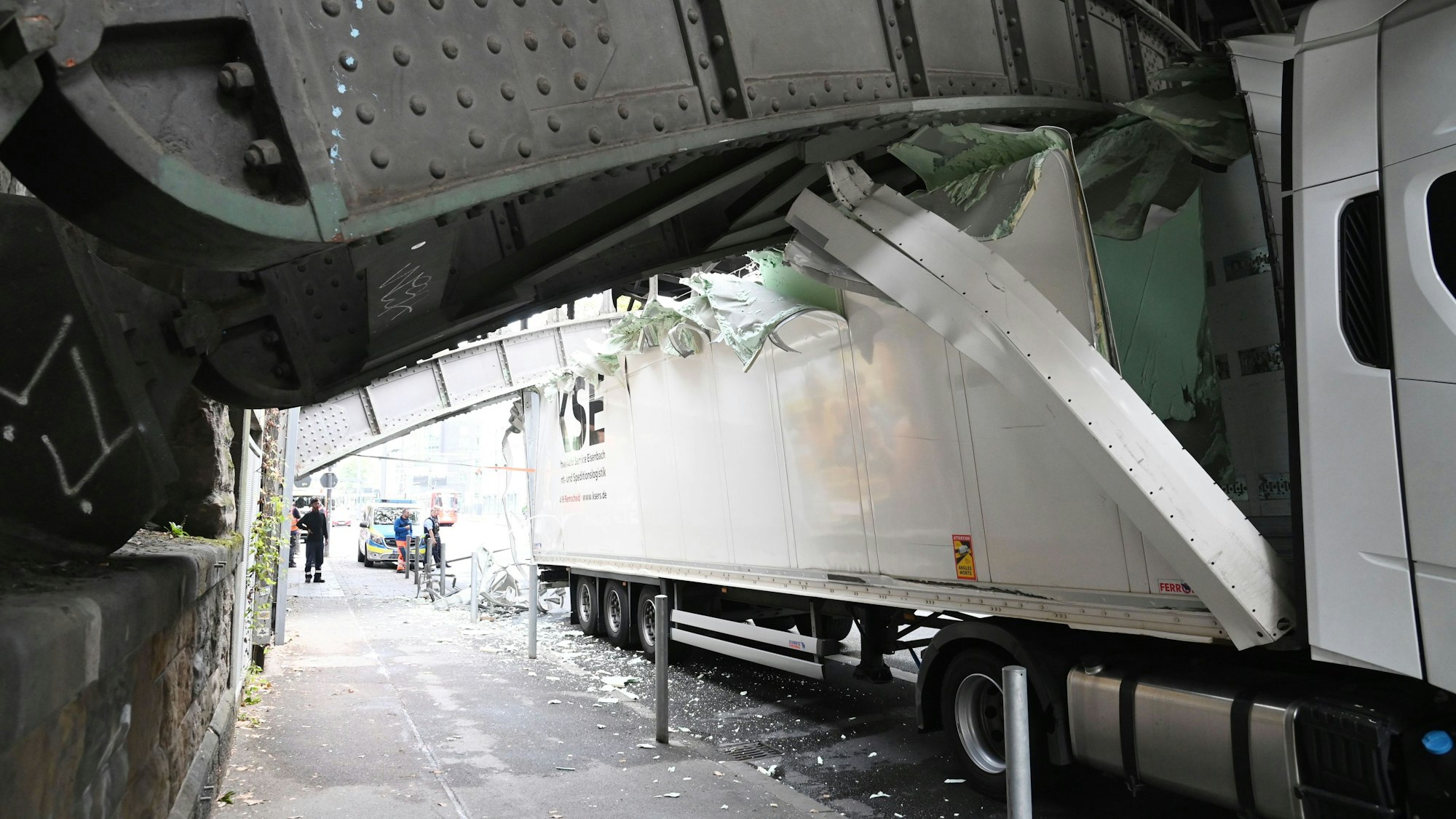 Auf der Deutz-Mülheimer-Straße (Fahrtrichtung Stadthaus) ist ein LKW gegen die Bahn-Unterführung gekracht.