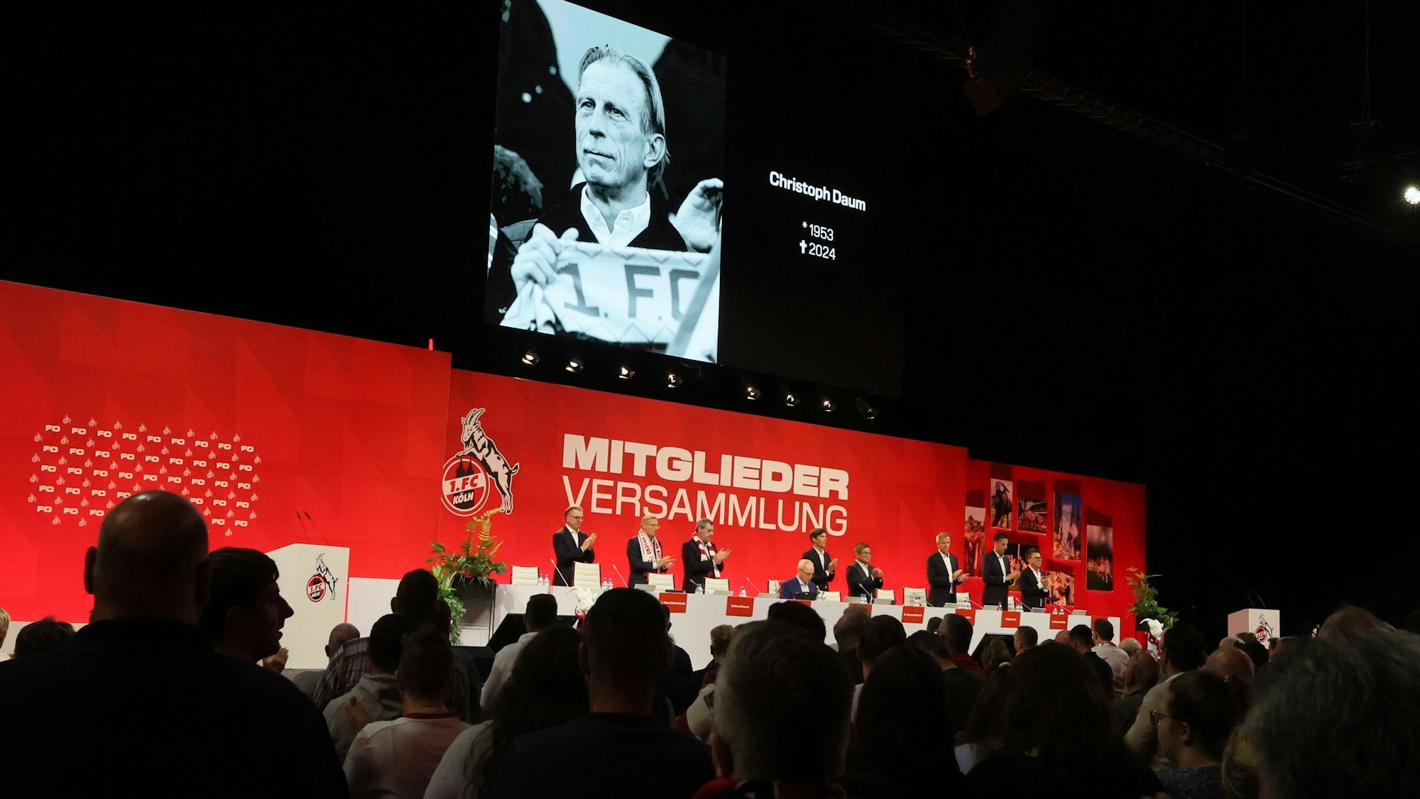 Die FC-Mitglieder gedachten am Dienstag auch der im August verstorbenen Kölner Trainerlegende Christoph Daum.