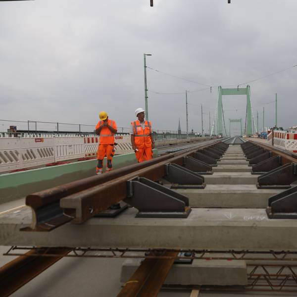 Arbeiter verlegen neue Gleise für die KVB auf der Mülheimer Brücke. Die Stadtbahnen werden wohl erst Ende März 2025 dort wieder fahren können.