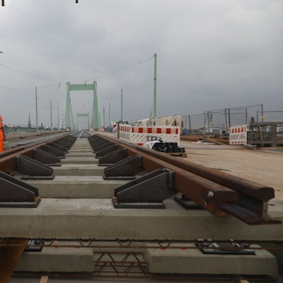 Arbeiter verlegen neue Gleise für die KVB auf der Mülheimer Brücke. Die Stadtbahnen werden wohl erst Ende März 2025 dort wieder fahren können.