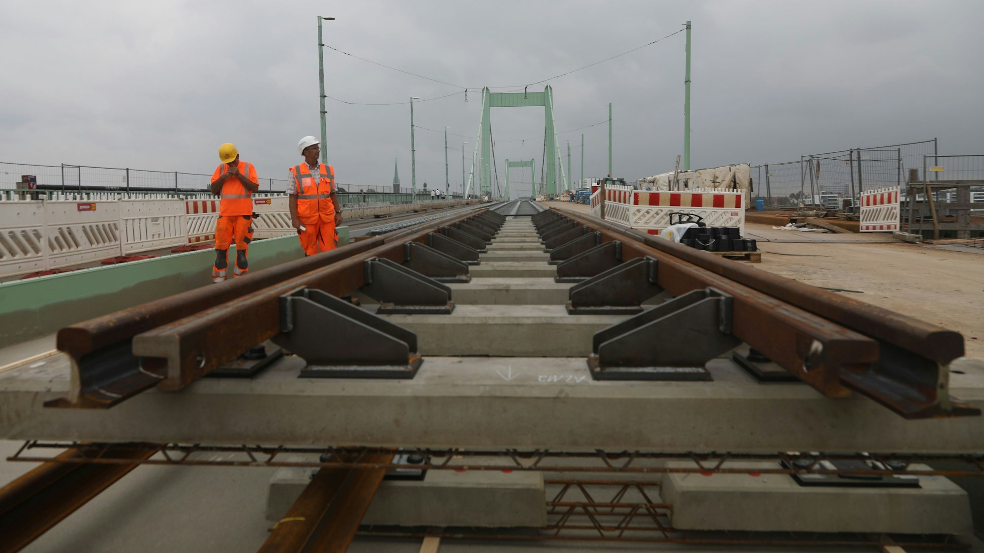 Arbeiter verlegen neue Gleise für die KVB auf der Mülheimer Brücke. Die Stadtbahnen werden wohl erst Ende März 2025 dort wieder fahren können.