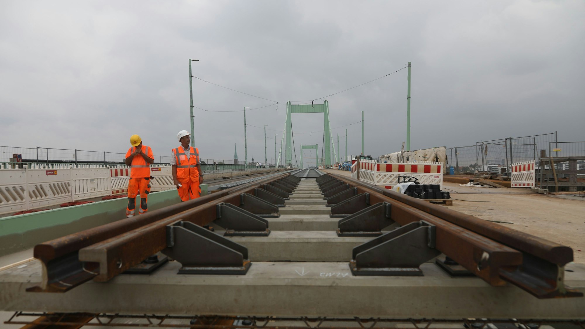 Die Baustelle auf der Mülheimer Brücke verzögert sich erneut.