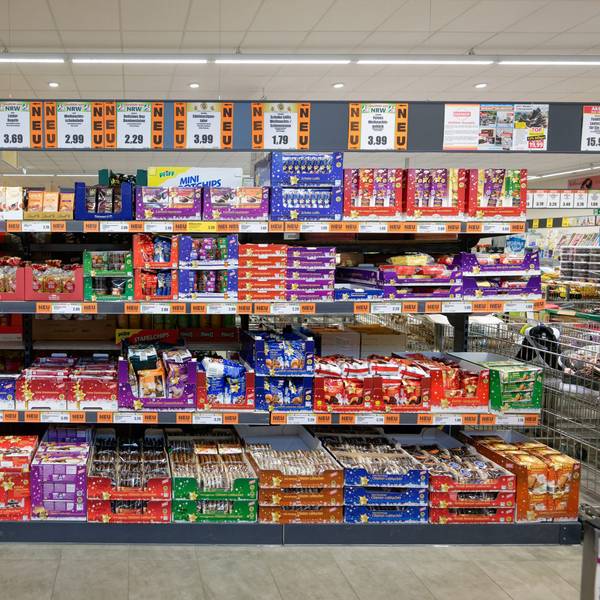 Süßigkeiten stehen im Regal in einem Supermarkt.