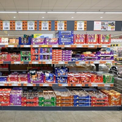 Süßigkeiten stehen im Regal in einem Supermarkt.