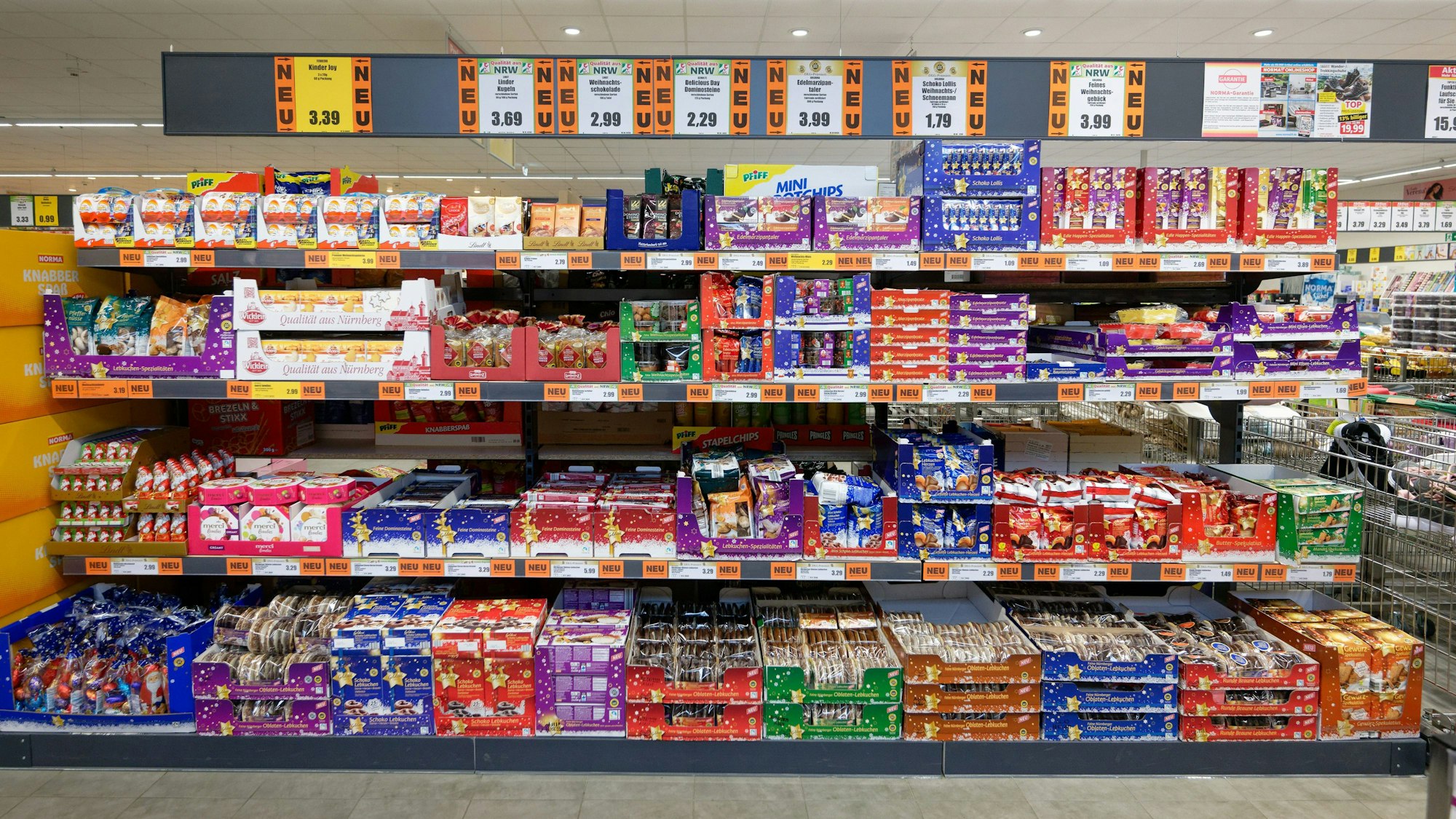 Süßigkeiten stehen im Regal in einem Supermarkt.