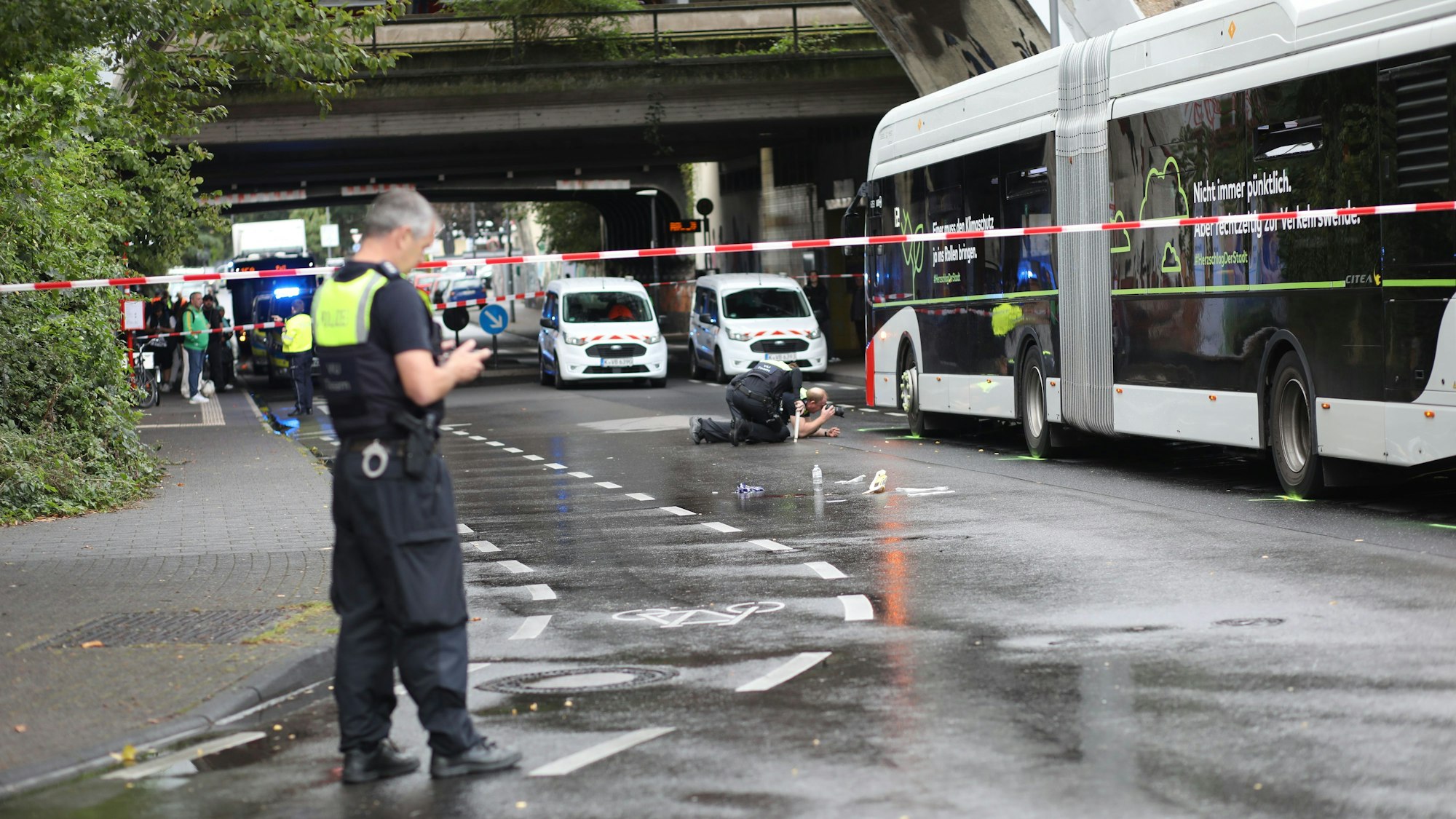 Die Polizei sichert Spuren am Unfallort in Köln-Buchforst.