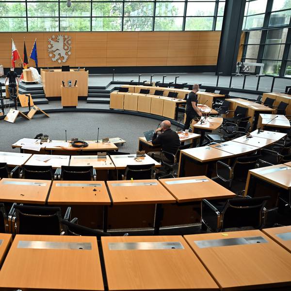 Handwerker arbeiten im Plenarsaal des Landtags in Erfurt, wo am 26. September die konstituierende Sitzung des 8. Thüringer Landtags stattfinden soll.