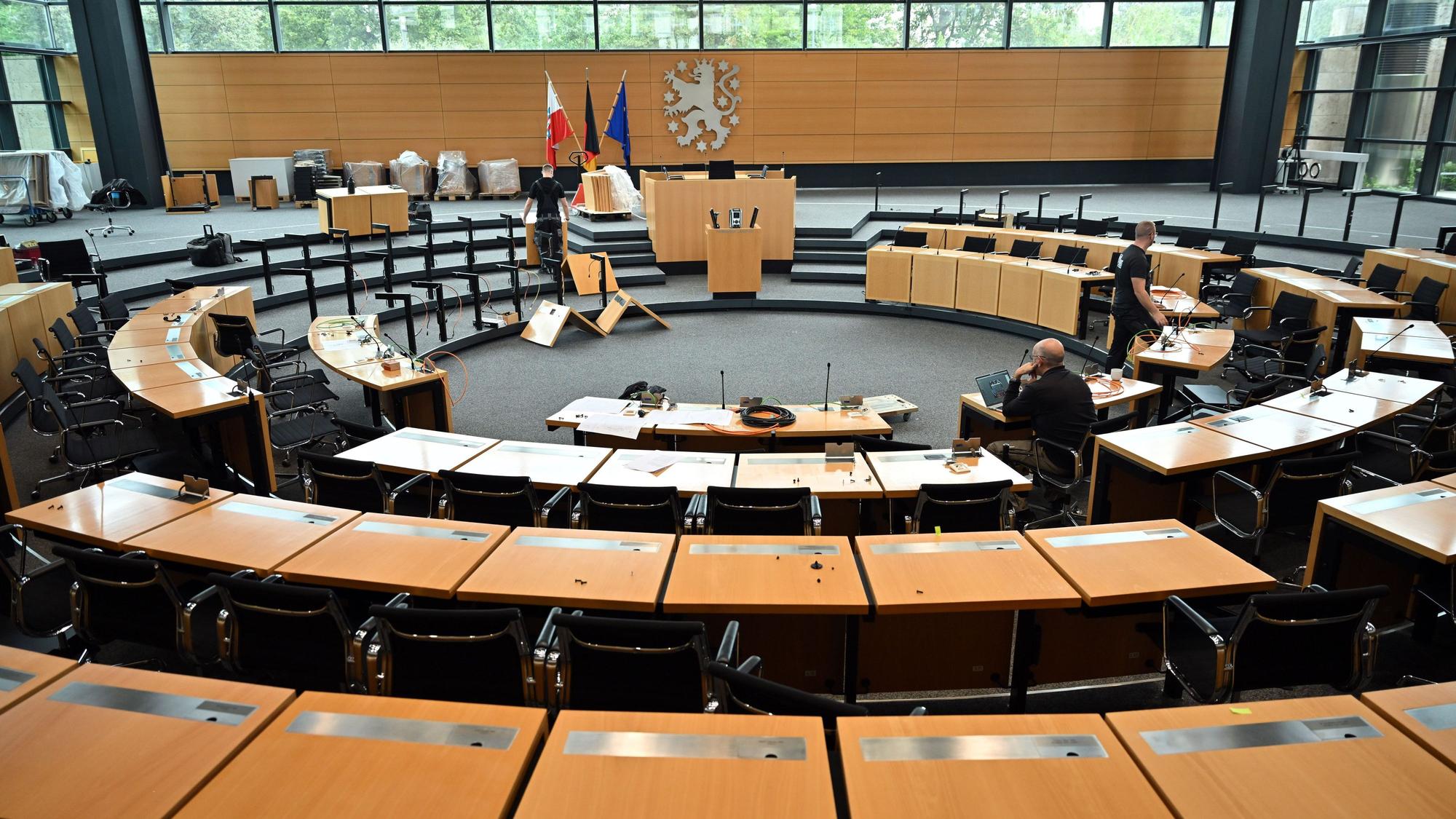 Handwerker arbeiten im Plenarsaal des Landtags in Erfurt, wo am 26. September die konstituierende Sitzung des 8. Thüringer Landtags stattfinden soll.