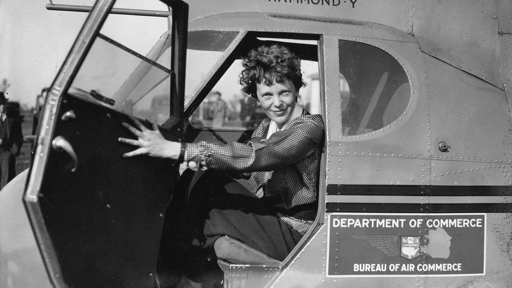 Amelia Earhart in einem Flugzeug.