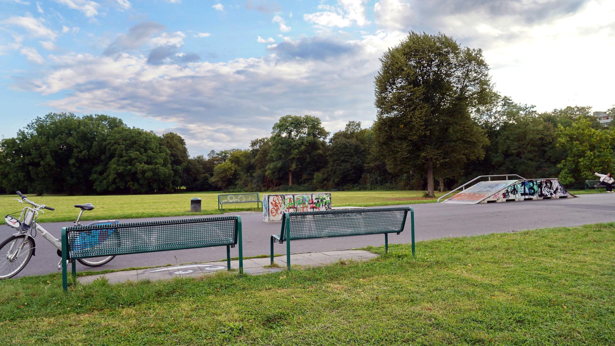 Zu sehen ist der kleine Skaterpark und Sitzbänke im Vorgebirgspark in Zollstock.