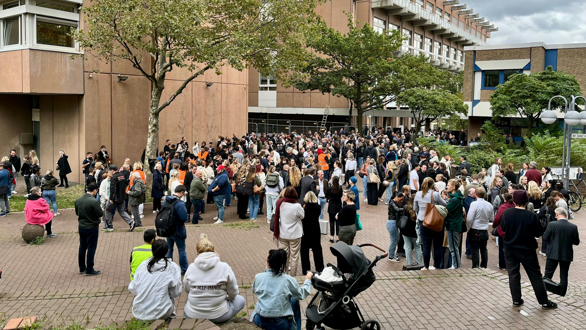 Viele Menschen vor dem Kölner Landgericht