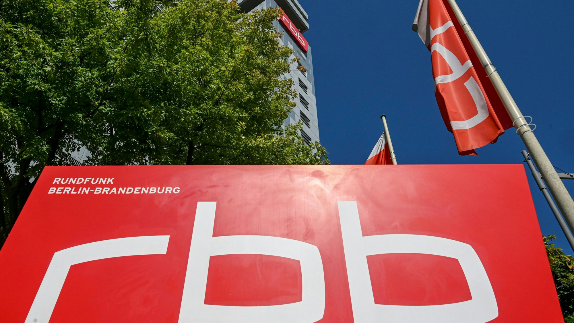 28.08.2024, Berlin: Das RBB-Logo ist vor dem Berliner Sendehochhaus vom RBB in der Masurenallee zu sehen. Foto: Jens Kalaene/dpa +++ dpa-Bildfunk +++