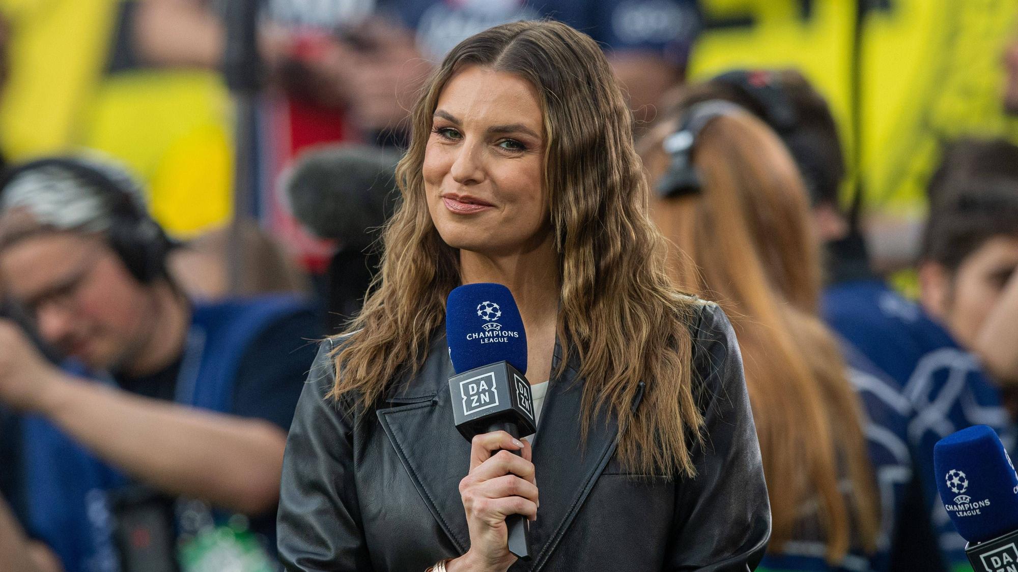 Laura Wontorra mit Mikro.