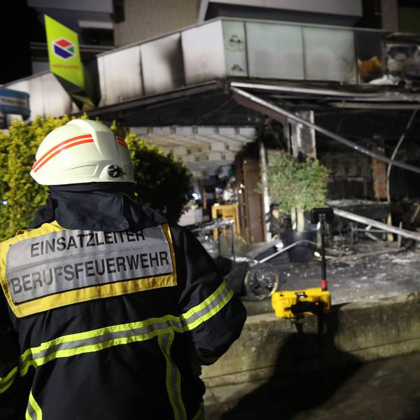 Nach einer Explosion ist ein Café in Köln-Pesch in der Nacht zum Donnerstag von einem Feuer verwüstet worden.