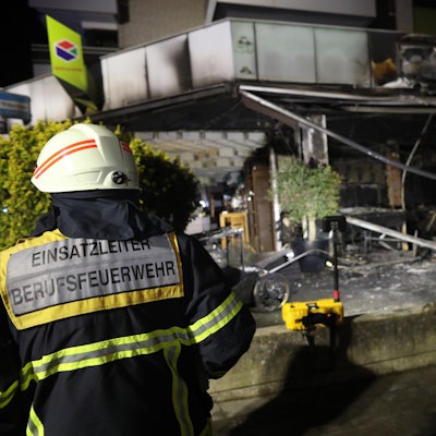 Nach einer Explosion ist ein Café in Köln-Pesch in der Nacht zum Donnerstag von einem Feuer verwüstet worden.