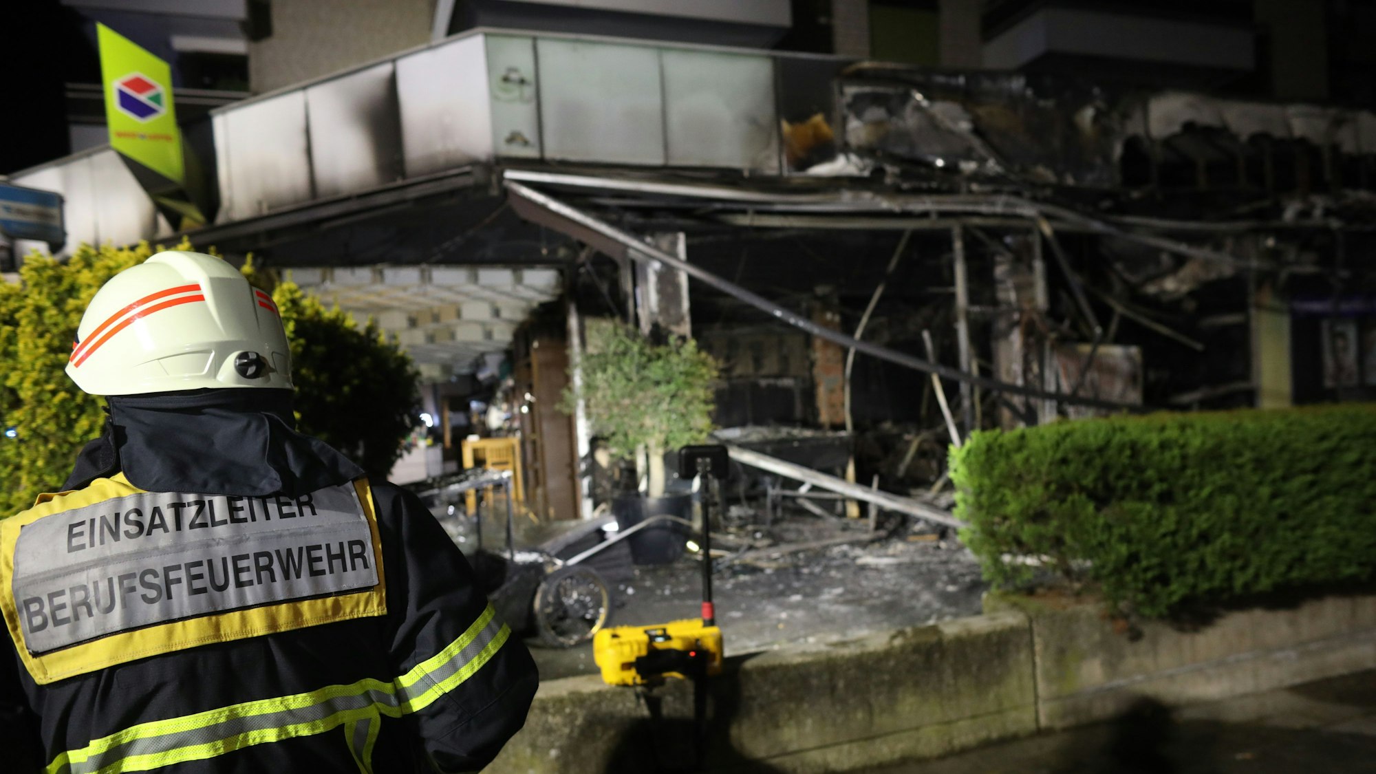 Nach einer Explosion ist ein Café in Köln-Pesch in der Nacht zum Donnerstag von einem Feuer verwüstet worden.