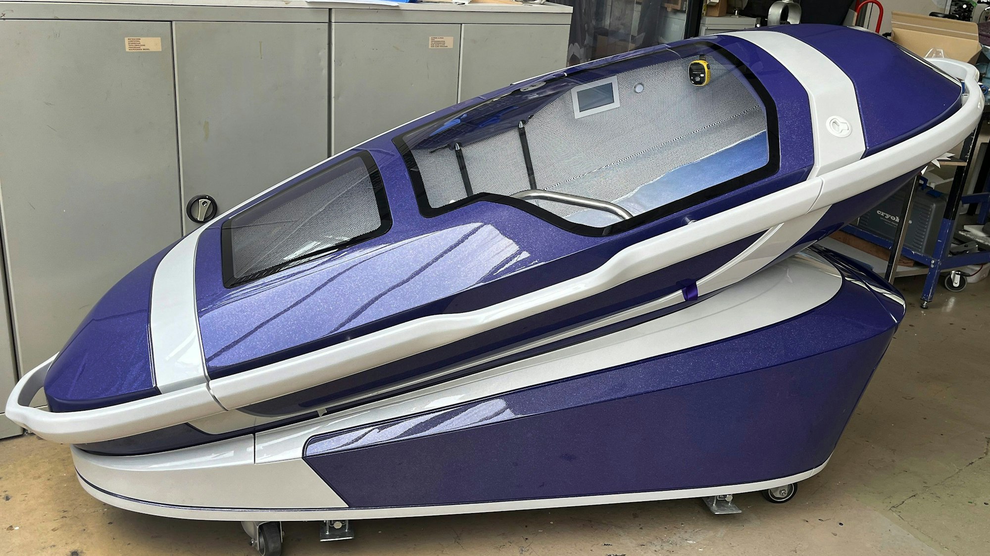 Eine „Selbstmordkapsel“, bekannt als „The Sarco“. Eine Person kann sich hineinlegen und durch Knopfdruck die Zuleitung von Stickstoff auslösen.