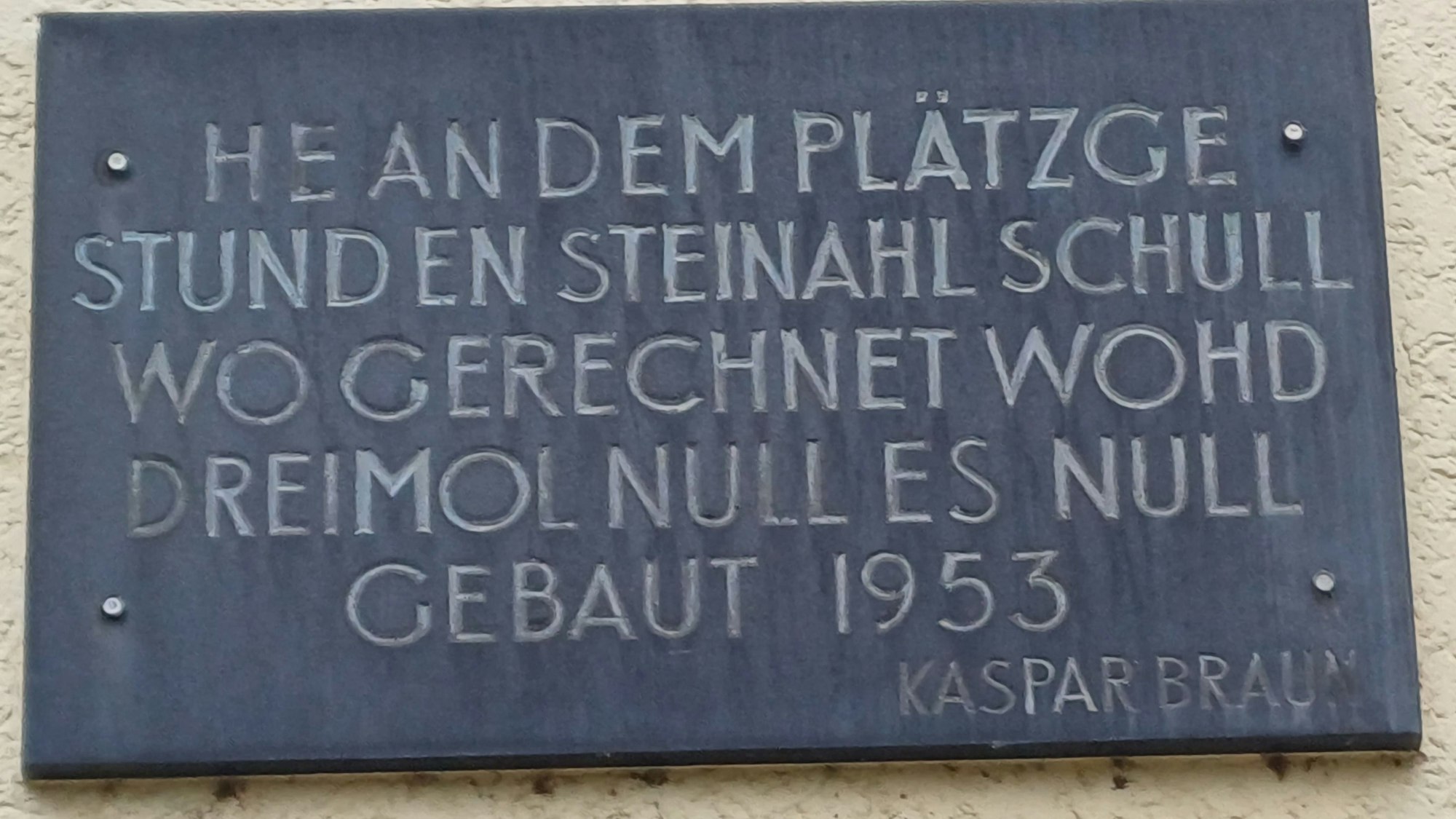Eine Plakette erinnert an die legendäre Schule Kayjass Nummer Null, als deren stolze Nachfolgerin sich die Hauptschule Großer Griechenmarkt versteht.