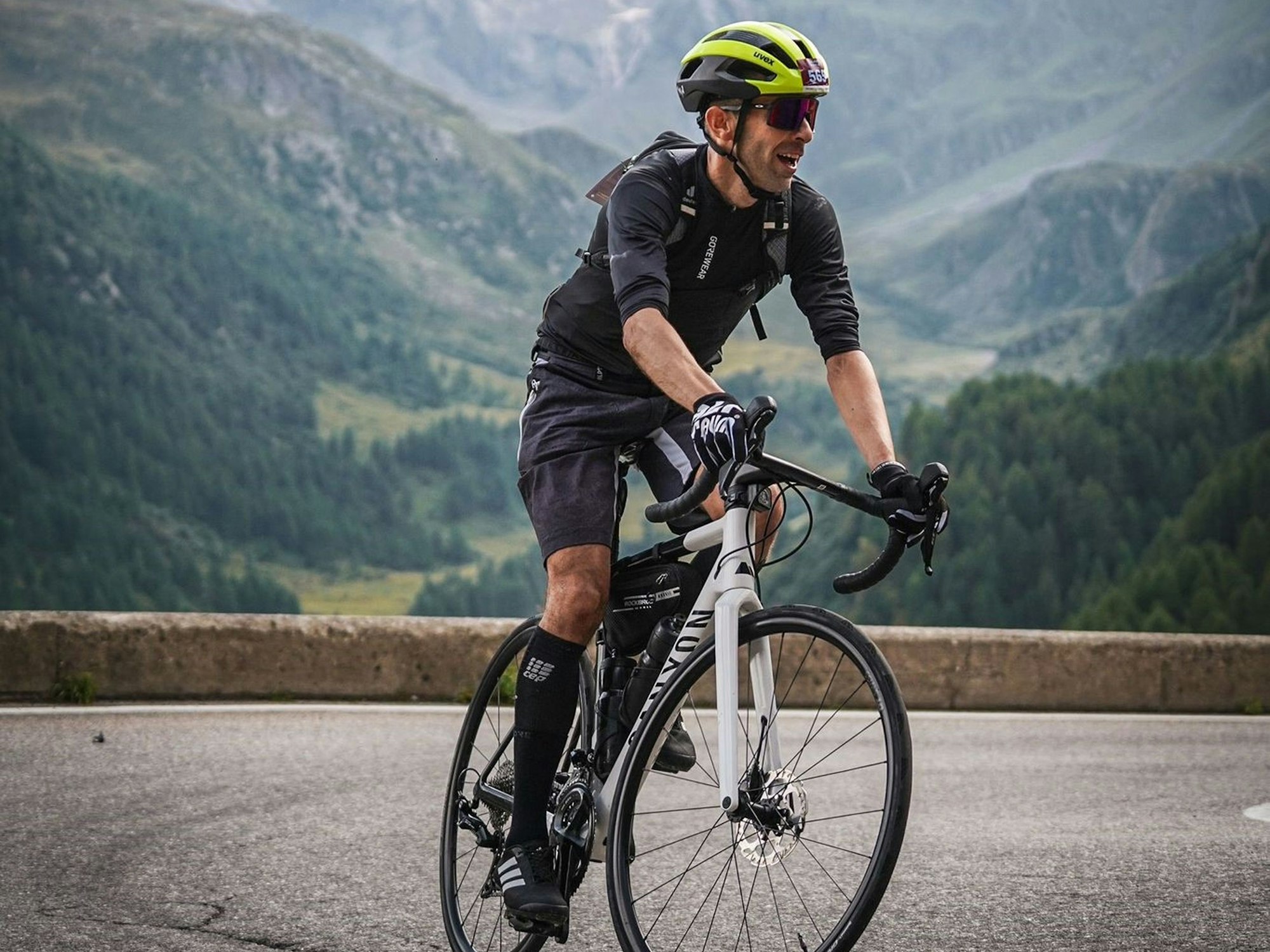 Das Bild zeigt Volker Daniels, wie er einen Pass erklimmt. Im Hintergrund ist ein Berg zu sehen, auf dem Schnee liegt.