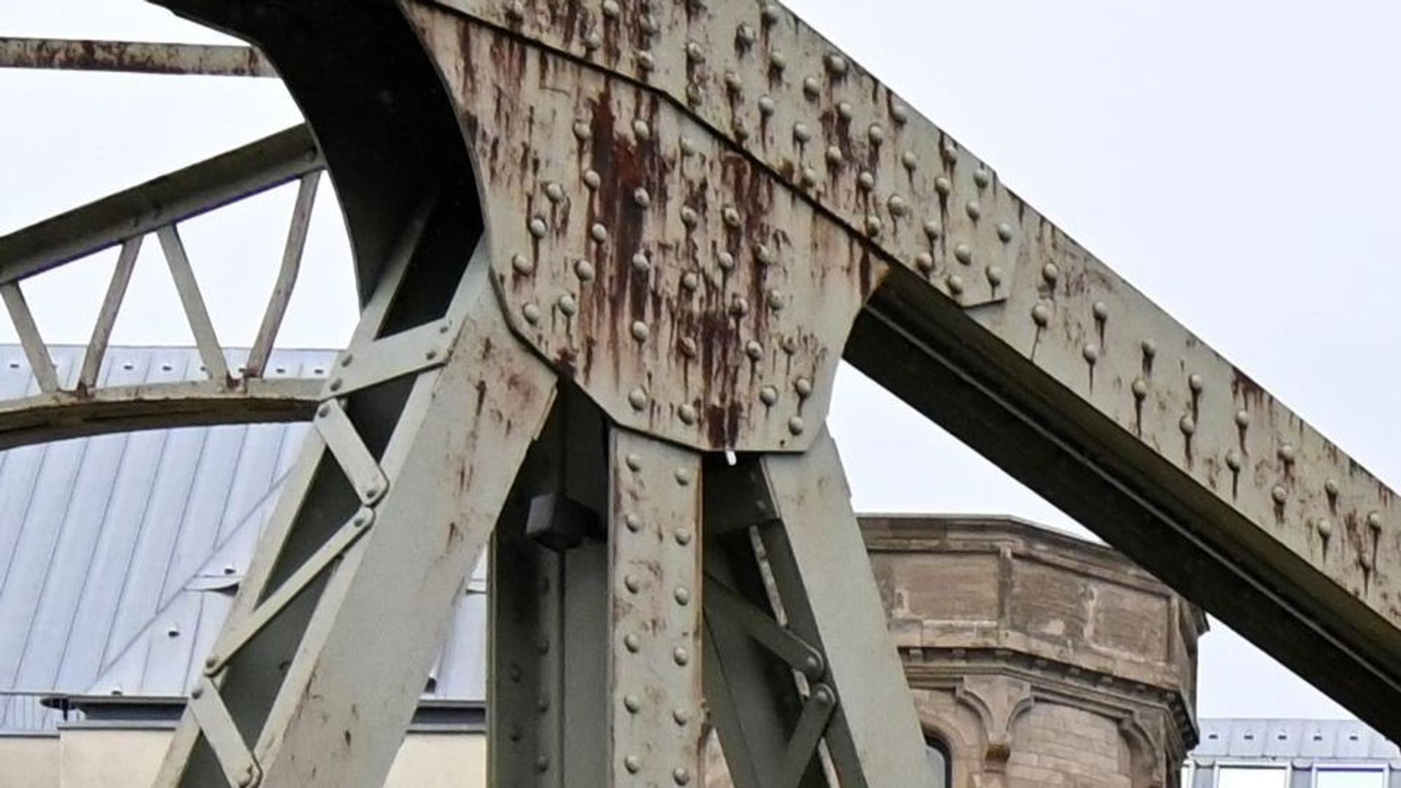 05.06.2024 Köln. Die Drehbrücke am Kölner Schokoladenmuseum muss saniert werden. Die Brücke gehört juristisch dem Museum. Die Stadt soll sich aber mit 10 Prozent an den Sanierungskosten beteiligen, weil das Bauwerk auch den Zugang zum Rheinauhafen ermöglicht. Derzeit soll die Sanierung vier Millionen Euro kosten.