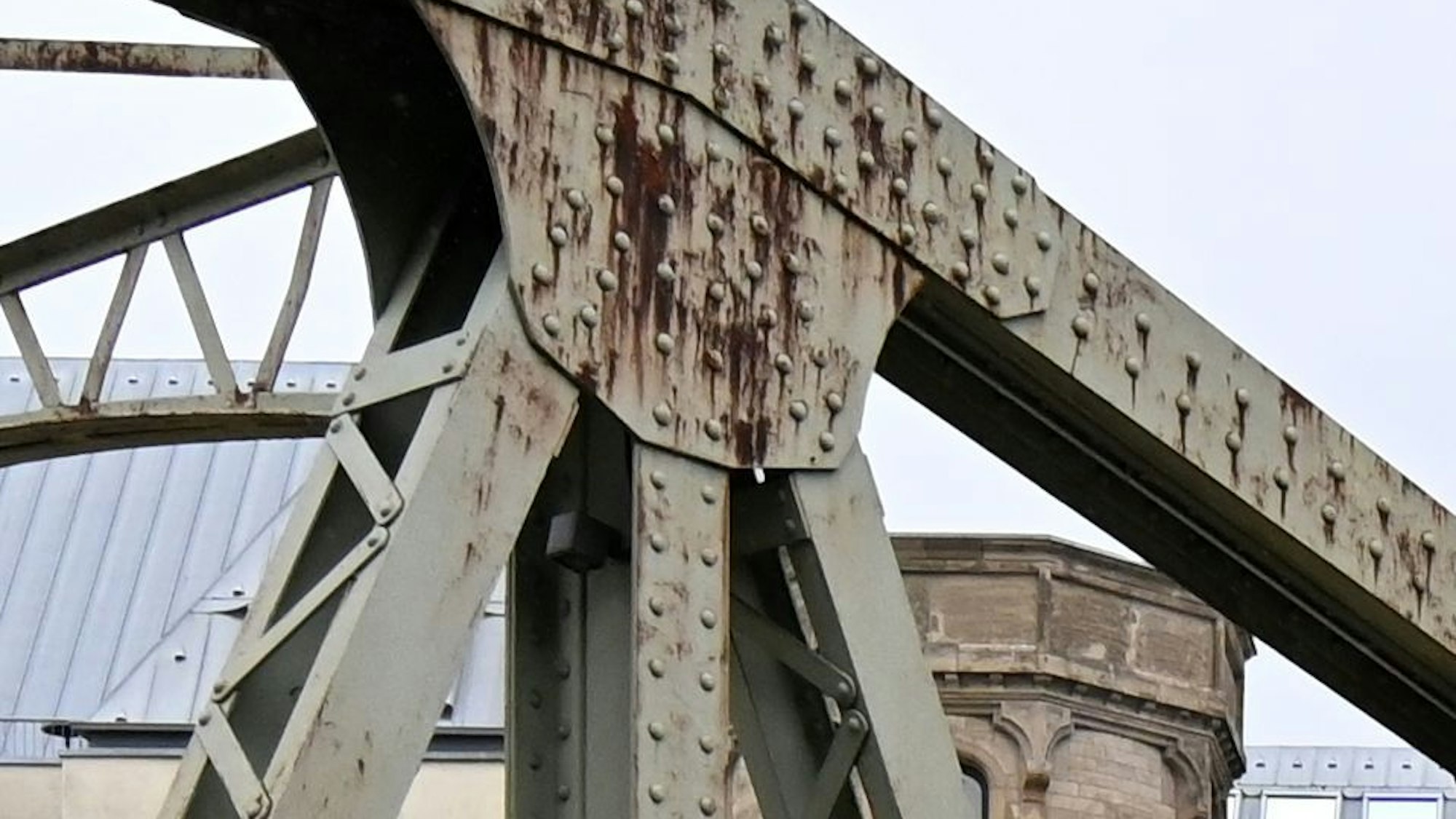 05.06.2024 Köln. Die Drehbrücke am Kölner Schokoladenmuseum muss saniert werden. Die Brücke gehört juristisch dem Museum. Die Stadt soll sich aber mit 10 Prozent an den Sanierungskosten beteiligen, weil das Bauwerk auch den Zugang zum Rheinauhafen ermöglicht. Derzeit soll die Sanierung vier Millionen Euro kosten.