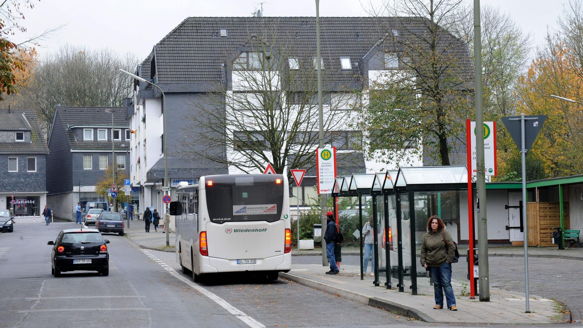 Blick auf die Montanusstraße, wie sie vor dem Abbruch des Busbahnhofs aussah.