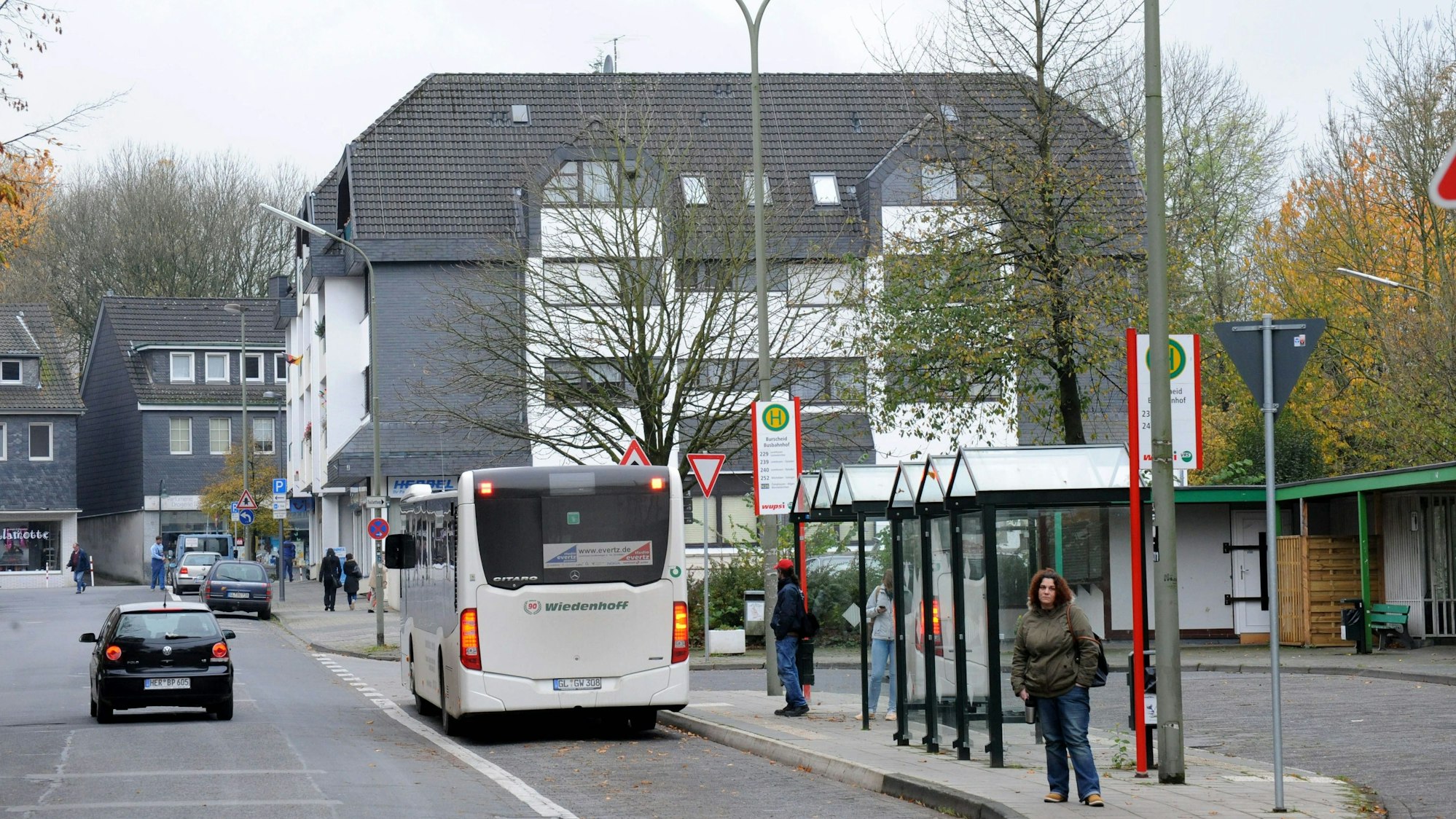 Blick auf die Buswartehäuschen an der Montanusstraße