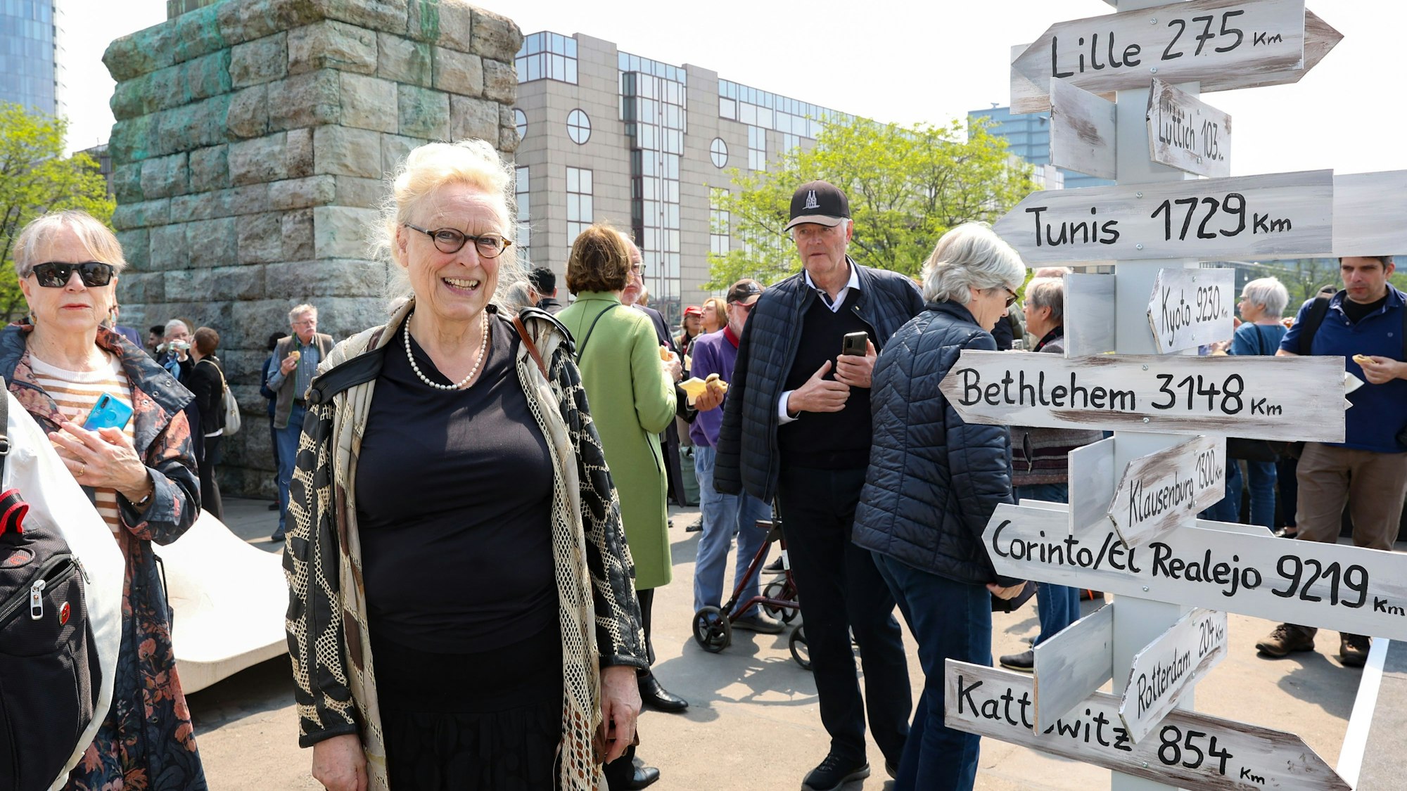 15.05.2023
Köln:
Oberbürgermeisterin Henriette Reker weiht den Norbert-Burger-Platz in Deutz ein.
Witwe Claudia Hövel
Foto: Martina Goyert