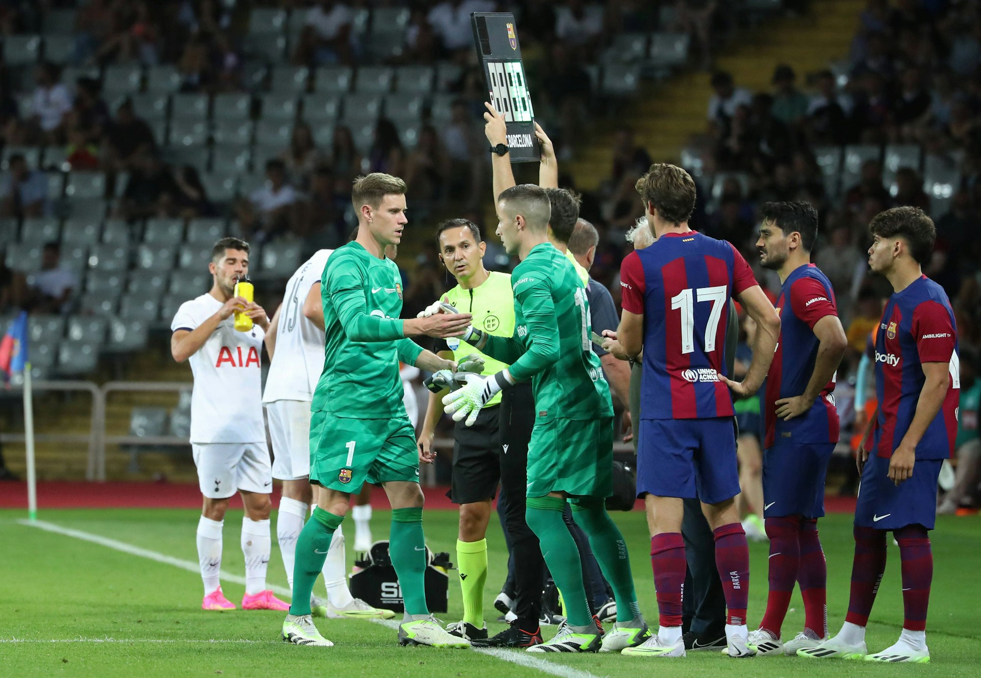 Marc-Andre ter Stegen und Inaki Pena geben sich die Hand. Der FC Barcelona ist gezwungen, eine Änderung im Tor vorzunehmen.