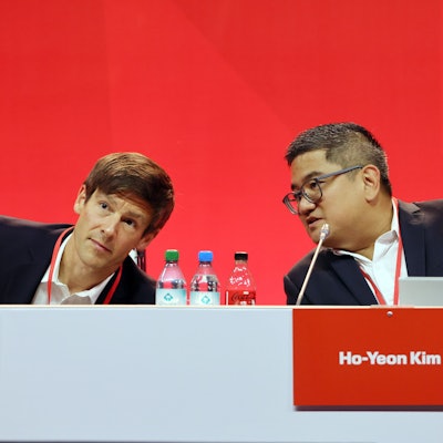 1. FC Köln, Mitgliederversammlung, 24.09.2024, 18.00 Uhr, von links: Carsten Wettich, Ho-Yeon Kim (1. FC Köln), Bild: Herbert Bucco