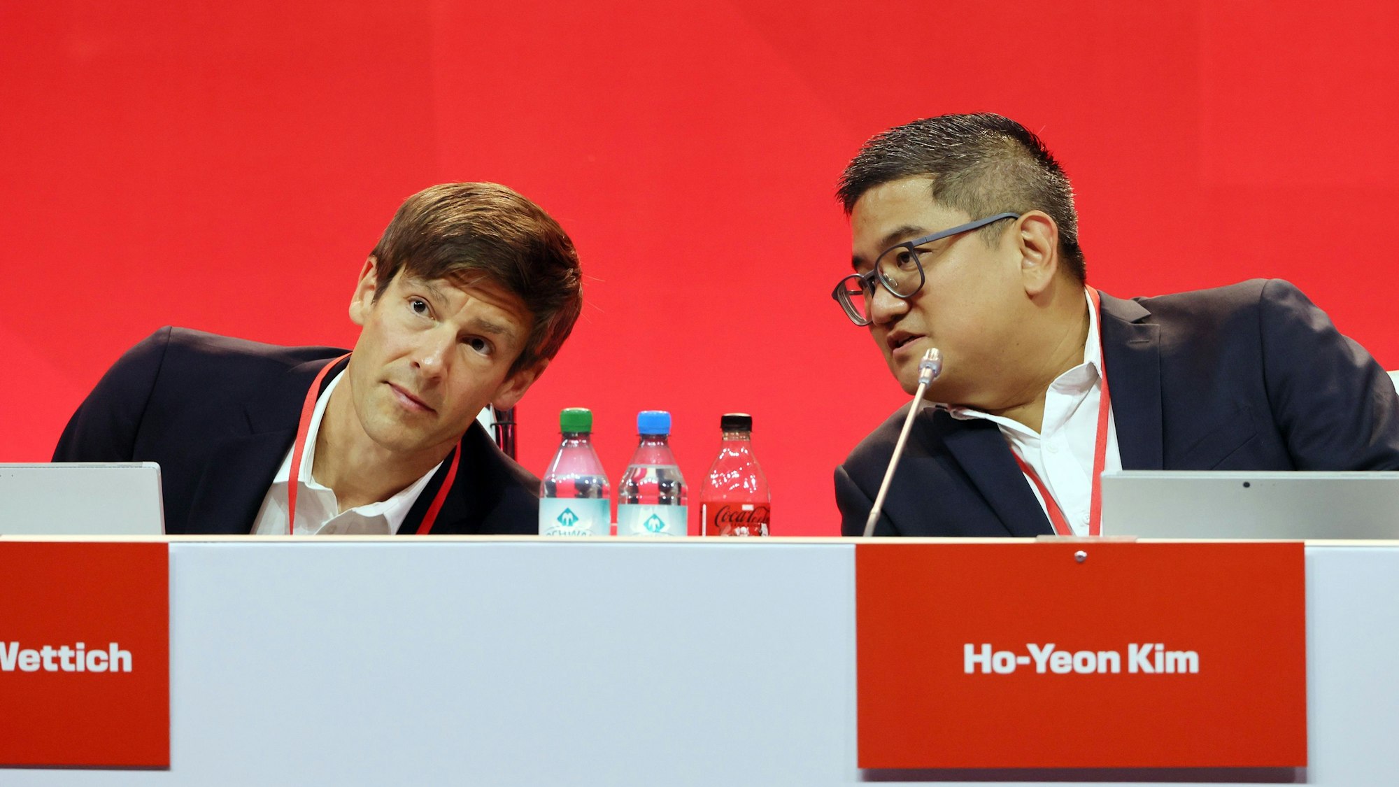 1. FC Köln, Mitgliederversammlung, 24.09.2024, 18.00 Uhr, von links: Carsten Wettich, Ho-Yeon Kim (1. FC Köln), Bild: Herbert Bucco