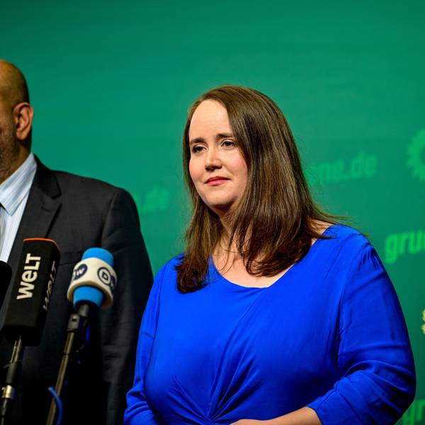25.09.2024, Berlin: Grünen-Parteivorsitzende Ricarda Lang (r) und Omid Nouripour sprechen bei einer Pressekonferenz in der Bundesgeschäftsstelle Bündnis 90/Die Grünen. Die Grünen-Spitze zieht nach den Misserfolgen der Partei bei mehreren Wahlen personelle Konsequenzen. Foto: Fabian Sommer/dpa +++ dpa-Bildfunk +++