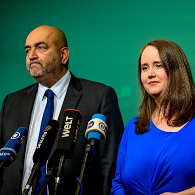 25.09.2024, Berlin: Grünen-Parteivorsitzende Ricarda Lang (r) und Omid Nouripour sprechen bei einer Pressekonferenz in der Bundesgeschäftsstelle Bündnis 90/Die Grünen. Die Grünen-Spitze zieht nach den Misserfolgen der Partei bei mehreren Wahlen personelle Konsequenzen. Foto: Fabian Sommer/dpa +++ dpa-Bildfunk +++