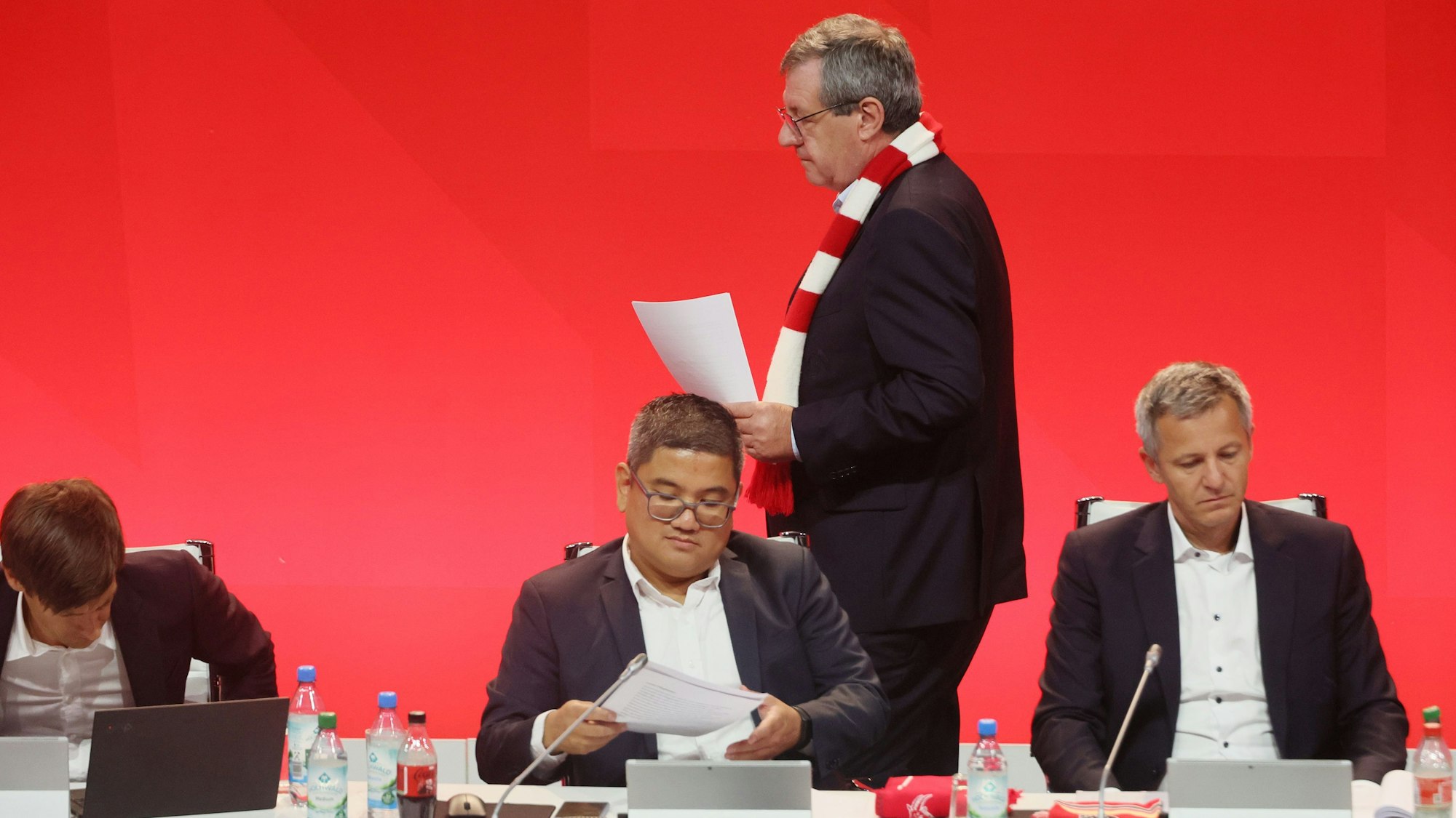 Ho-Yeon Kim (vorn) rief namens des Mitgliederrats dazu auf, den Vorstand um Präsident Werner Wolf nicht zu entlasten – und hatte Erfolg damit.