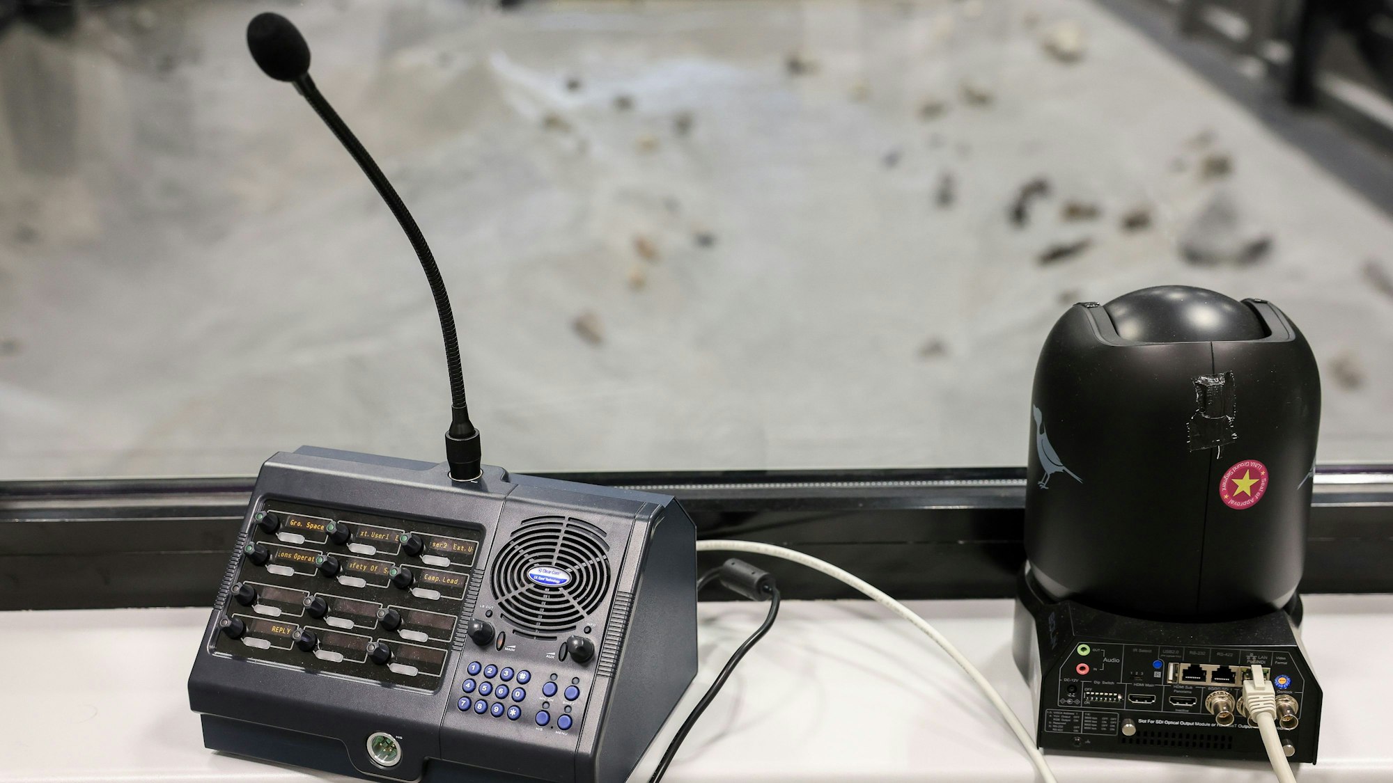 Eine Gegensprechanlage im Kontrollraum von Luna, die mit den Raumfahrtanzügen der Astronauten verbunden ist.