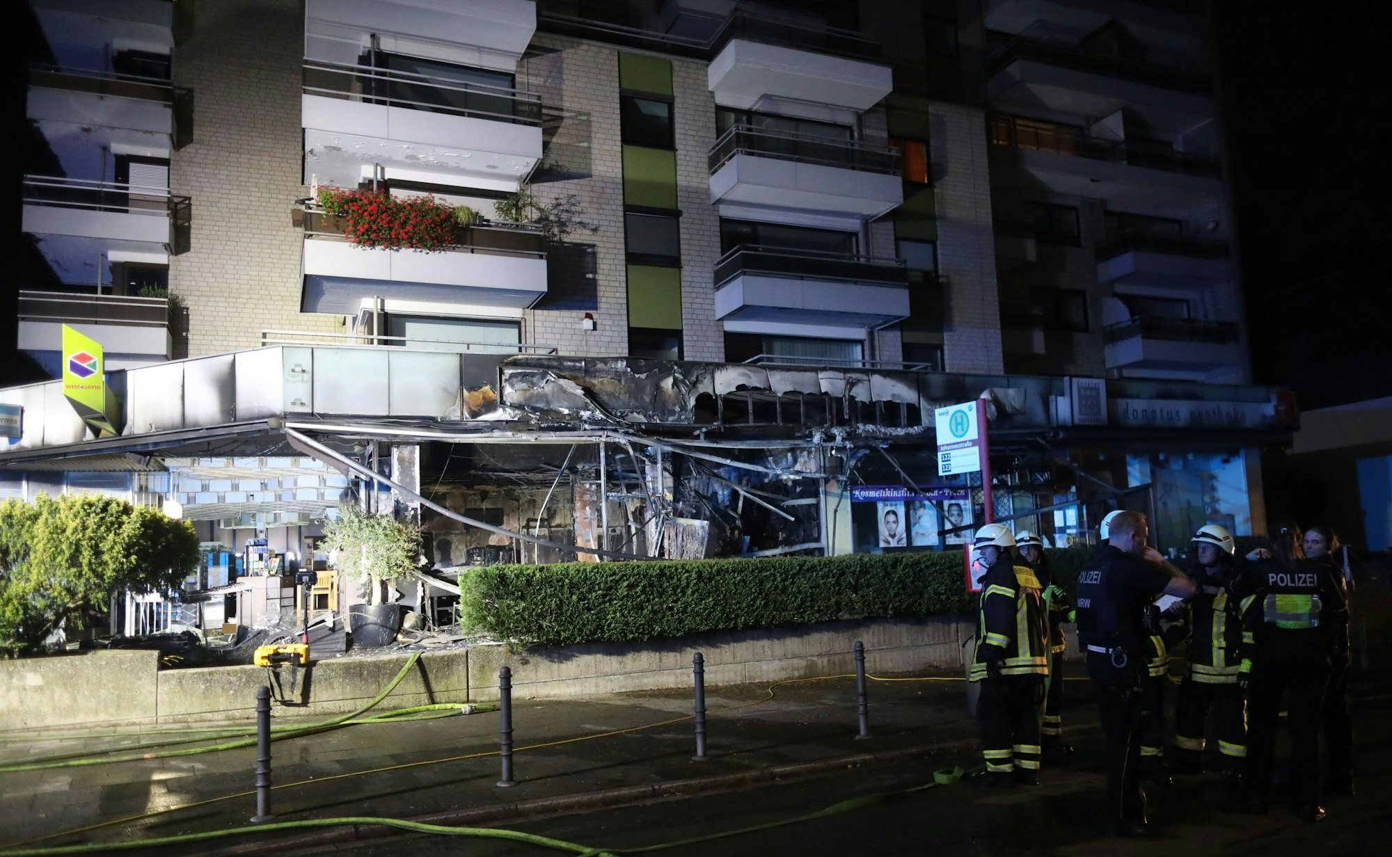 Zerstörtes Café in Pesch: Zwei unbekannte Personen sollen nach der Explosion weggelaufen sein. Die Polizei bittet um Hinweise von Zeugen.