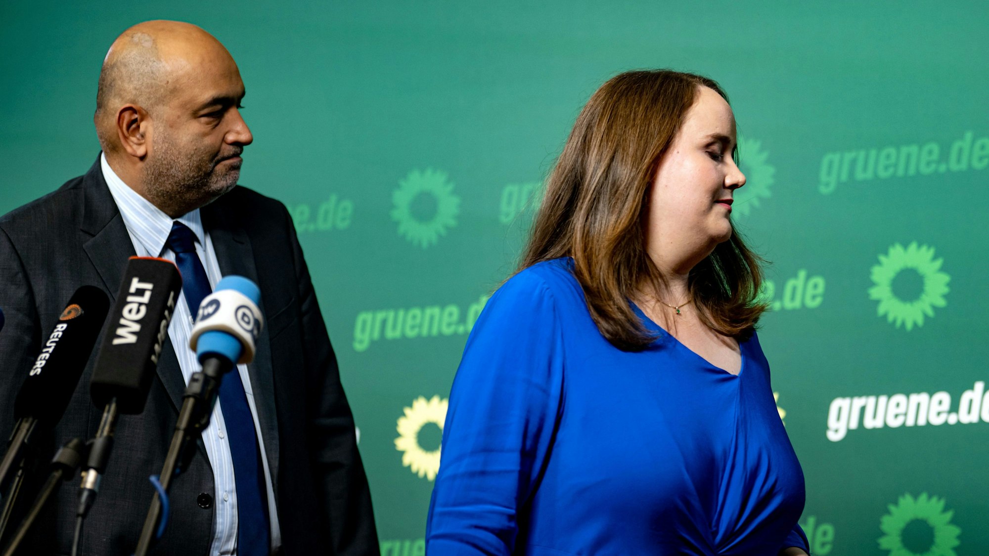 Die Grünen-Parteivorsitzenden Ricarda Lang (r) und Omid Nouripour verlassen die Pressekonferenz zu ihrem geschlossenen Rücktritt.