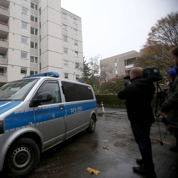 Ein Polizeiauto vor einem Wohngebäude in Bonn.